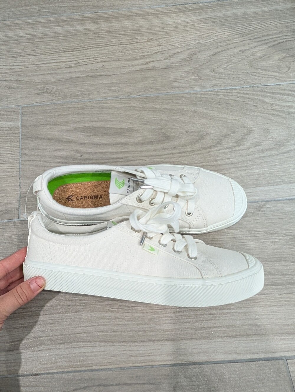 Cariuma Oca Low White Canvas Shoes Size 9
